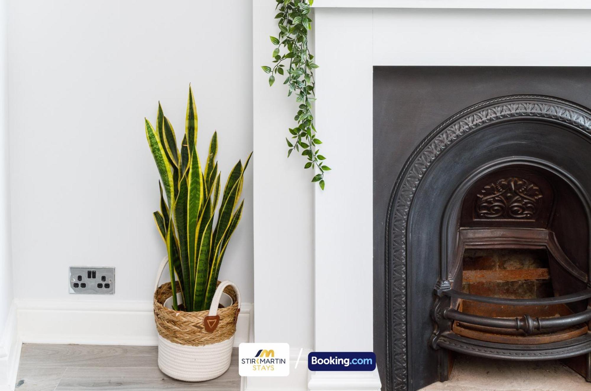 Comfy 3Bed House By Stirkmartin Stays Short Lets & Serviced Accommodation Cardiff With Free Parking & 8Mins To City Centre Exterior photo