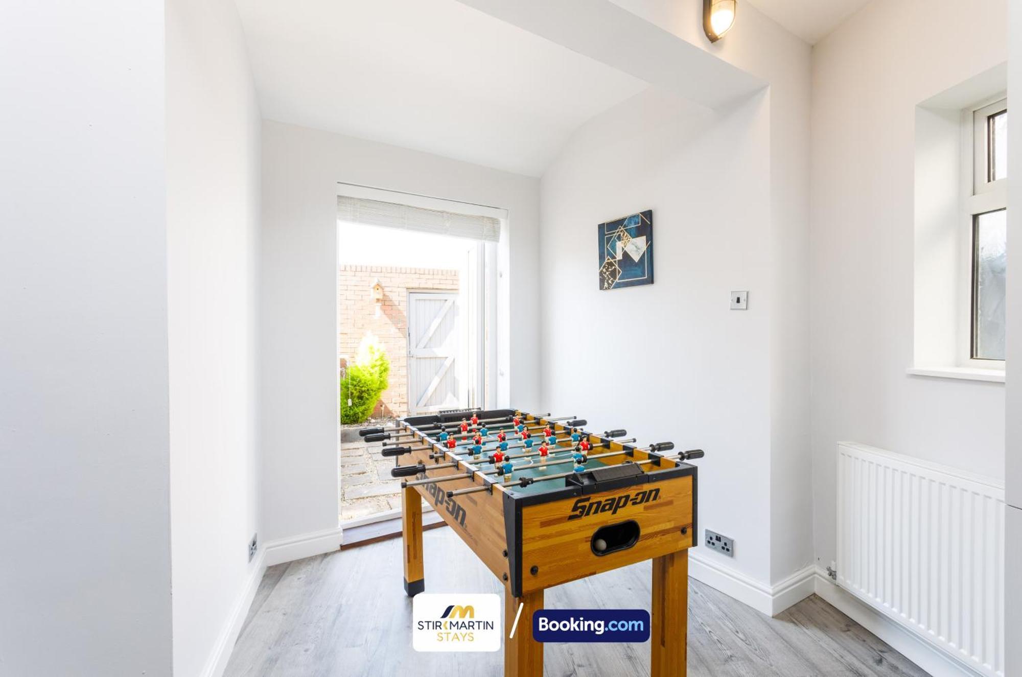 Comfy 3Bed House By Stirkmartin Stays Short Lets & Serviced Accommodation Cardiff With Free Parking & 8Mins To City Centre Exterior photo