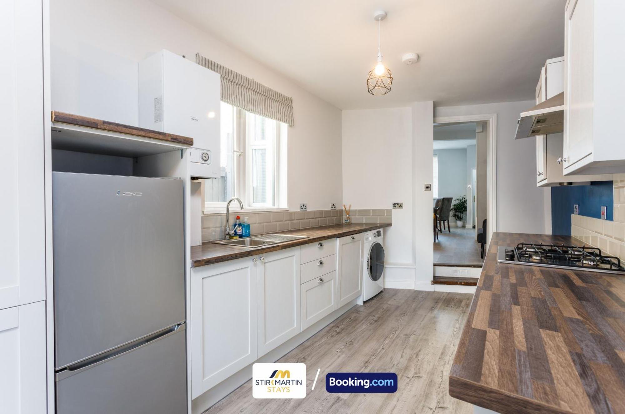Comfy 3Bed House By Stirkmartin Stays Short Lets & Serviced Accommodation Cardiff With Free Parking & 8Mins To City Centre Exterior photo